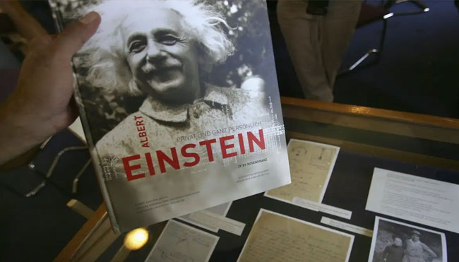 ภาพ : นักข่าวหยิบหนังสือเกี่ยวกับอัลเบิร์ต ไอน์สไตน์ระหว่างงานแถลงข่าวที่แสดงจดหมายและภาพถ่ายที่เพิ่งเปิดเผยจากเอกสารสำคัญของอัลเบิร์ต ไอน์สไตน์ ที่มหาวิทยาลัยฮิบรู เมื่อวันที่ 10 กรกฎาคม 2549 ในกรุงเยรูซาเล็ม [รูปภาพเดวิดซิลเวอร์แมน / Getty]